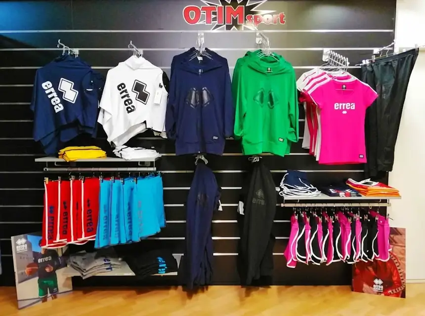 Ampia gamma di abbigliamento e attrezzature per calcio, pallavolo, rugby, running, fitness e molte altre discipline
